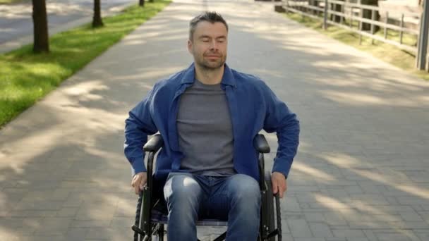 Πορτραίτο Του Άντρα Αναπηρικό Καροτσάκι Που Γυρίζει Σπίτι Από Δουλειά — Αρχείο Βίντεο