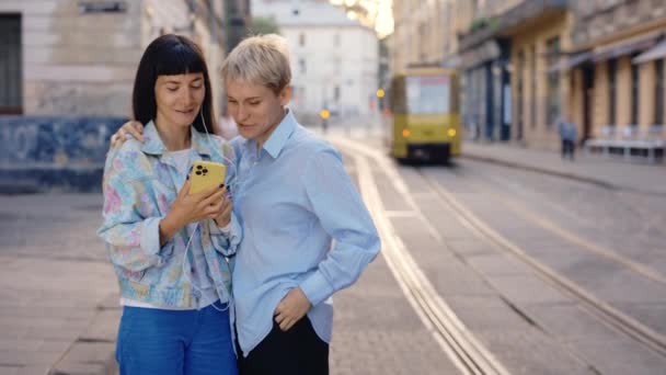 Lgbt Couple Standing City Centre Street Using Smartphone Scrolling Apps — Stock Video