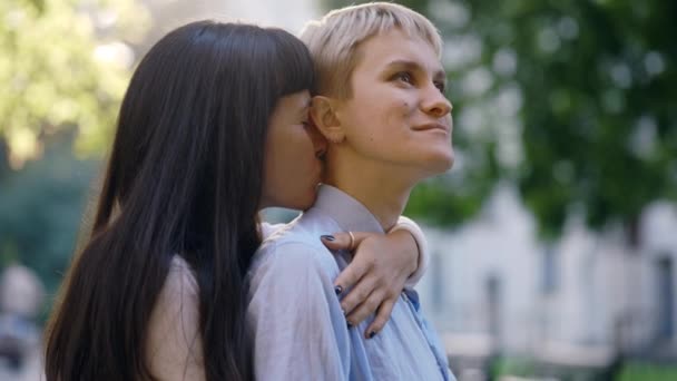 Femme Embrassant Son Fiancé Dans Lieu Public Petite Amie Lesbienne — Video