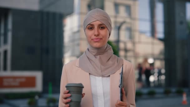 Ritratto Della Donna Araba Con Hijab Marrone Che Sorride Guardando — Video Stock