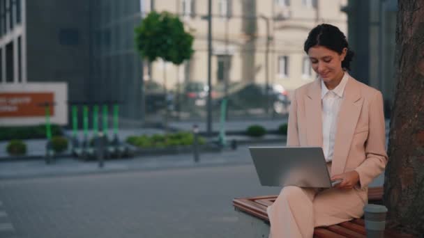 행복하고 아름다운 비지니스 여성이 야외에서 일하고 일하기 노트북을 사용하고 비즈니스 — 비디오