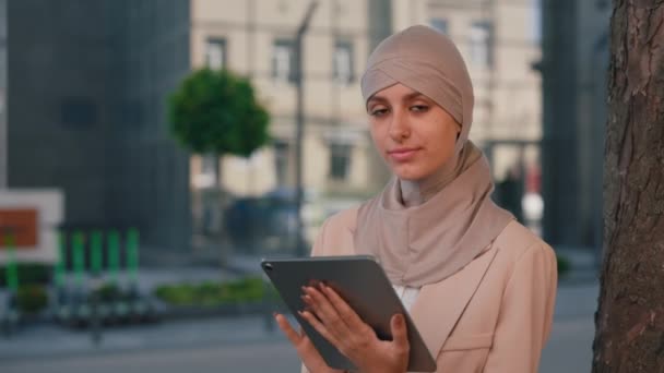 Ritratto Della Donna Araba Abito Hijab Formale Seduta Vicino Centro — Video Stock