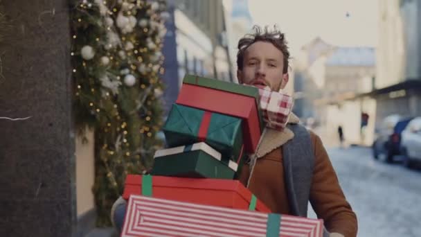 Člověk Pospíší Běhá Ulici Drží Pro Svou Rodinu Mnoho Vánočních — Stock video