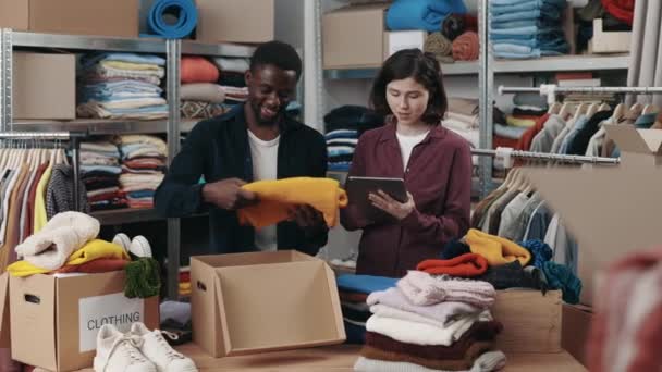 Mujer Voluntaria Caucásica Usando Tableta Mientras Trabajaba Centro Donación Con — Vídeo de stock