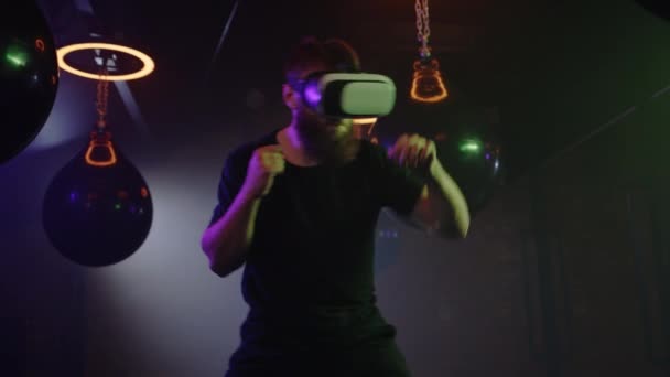 Boxe Virtual Homem Forte Profissional Está Usando Óculos Futuristas Com — Vídeo de Stock