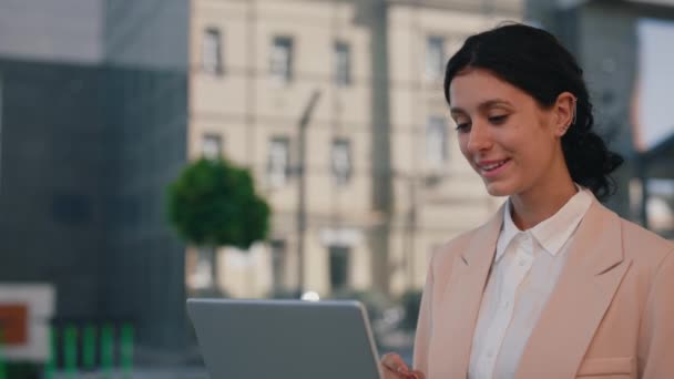 Glückliche Schöne Geschäftsfrau Formellen Anzug Sitzt Arbeitet Freien Und Verwendet — Stockvideo