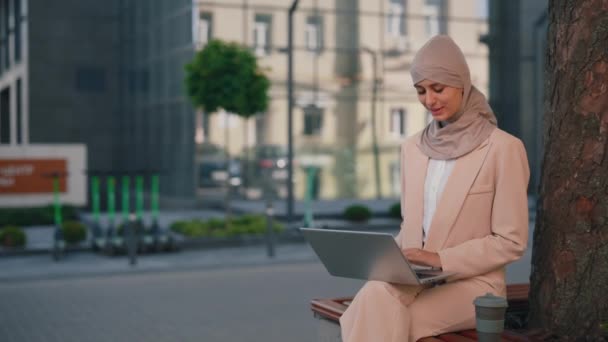 Felice Bella Donna Affari Araba Che Indossa Hijab Seduta Lavorando — Video Stock