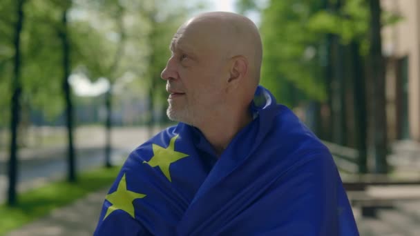 Homme Caucasien Mature Porte Drapeau Union Européenne Regardant Caméra Sur — Video