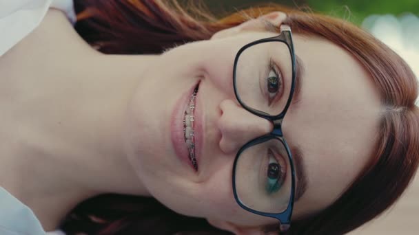 Függőleges Videó Portré Gyönyörű Mosolygós Vörös Üzletasszony Arcáról Szemüvegben Aki — Stock videók