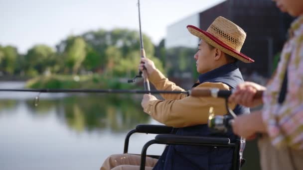 Vista Vicino Del Padre Disabile Pesca Con Figlio Mattina Presto — Video Stock