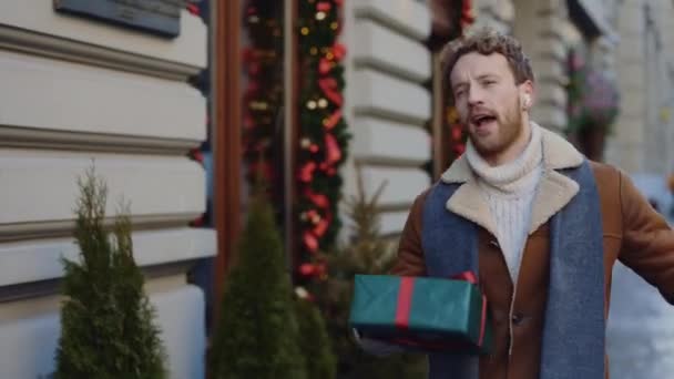 Caucasian Man Going Dancing Decorated Street Listening Music Using Earphones — Stock Video