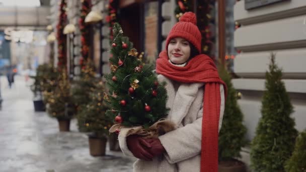 Porträtt Den Vackra Leende Kaukasiska Kvinnan Leende Tittar Kameran Klädd — Stockvideo