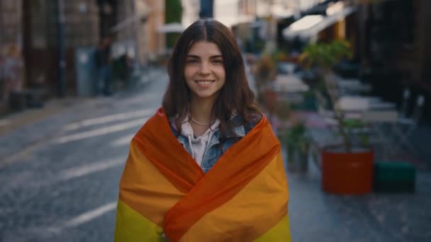 Retrato Uma Jovem Mulher Sorridente Cobrindo Lgbt Bandeira Enquanto Olha — Vídeo de Stock