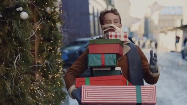 Hombre Caucásico Rushly Está Corriendo Casa Tienda Regalos Con Muchas — Vídeo de stock