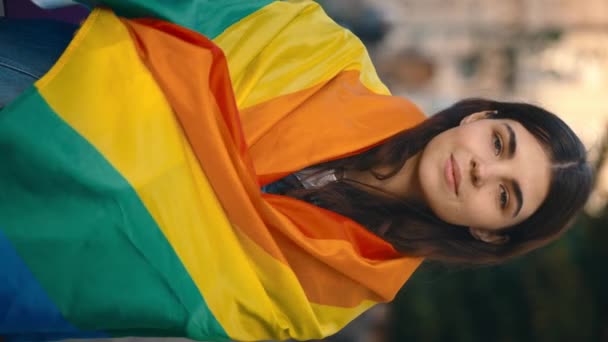 Vídeo Vertical Retrato Una Joven Sonriente Cubriéndose Con Una Bandera — Vídeos de Stock