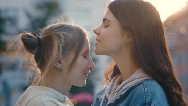 两个女同性恋者站在市中心 短发女人吻着她的伴侣的额头 共同感受爱情 向伴侣示爱 Lgbt家庭概念 — 图库视频影像