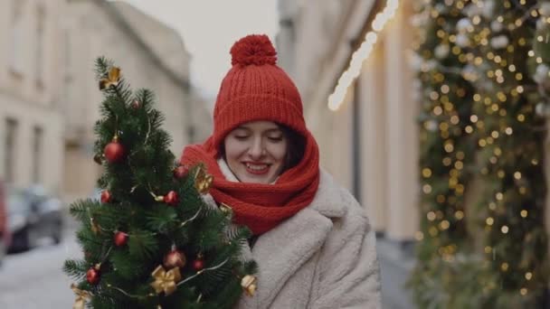 Glad Leende Kaukasiska Kvinna Promenader Vintern Dekorerad Gata Njuter Julstämning — Stockvideo