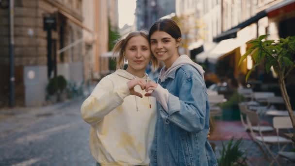 Retrato Amando Mulheres Lésbicas Rua Juntos Mostrando Gesto Coração Unindo — Vídeo de Stock