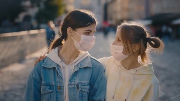 Şehir Merkezinde Yürüyen Iki Leabian Çifti Şehrin Sokaklarında Koruyucu Tıbbi — Stok video