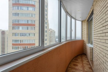 Yüksek binadaki balkon
