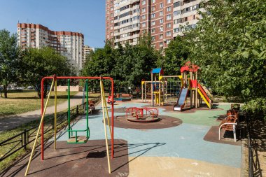 Şehrin çocuk parkı olan bir yerleşim bölgesinde avlu.
