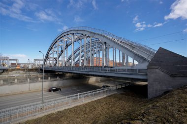Rusya 'nın St. Petersburg kentindeki otoyol üzerindeki demiryolu köprüsü. 