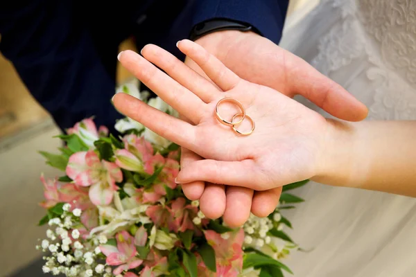 Anéis Casamento Estão Nas Palmas Das Mãos Homem Uma Mulher — Fotografia de Stock