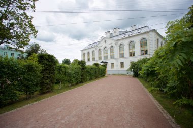 Peterhof şehrindeki düğün sarayının manzarası