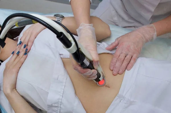 Procédure Laser Sur Abdomen Main Tient Machine Laser Sur Abdomen — Photo