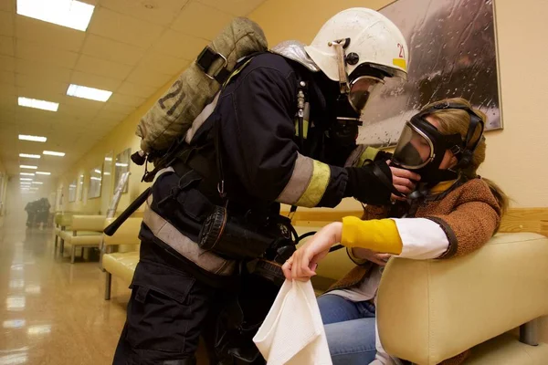 St. Petersburg, Rusya - 09-29-2015: Yangın mağdurlarını tahliye etmek için itfaiye eğitimi