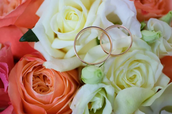 Svatební Prsteny Leží Růžových Květinách — Stock fotografie