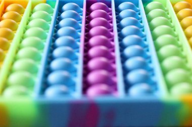 Renklerle dolu duyusal oyuncak