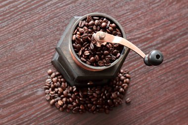 El yapımı kahve öğütücüsü masanın üstünde duruyor.