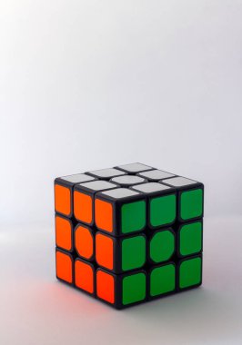 Rubik küp beyaz arkaplanda izole