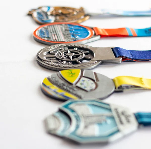 Beyaz arka planda izole edilmiş çeşitli spor madalyaları