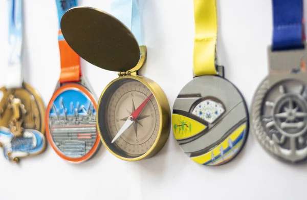 Beyaz arka planda beş madalya.