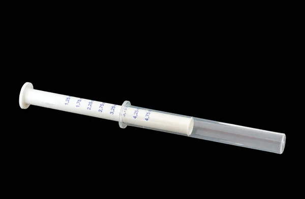 Şırınga şeklinde bir ölçü kabı.