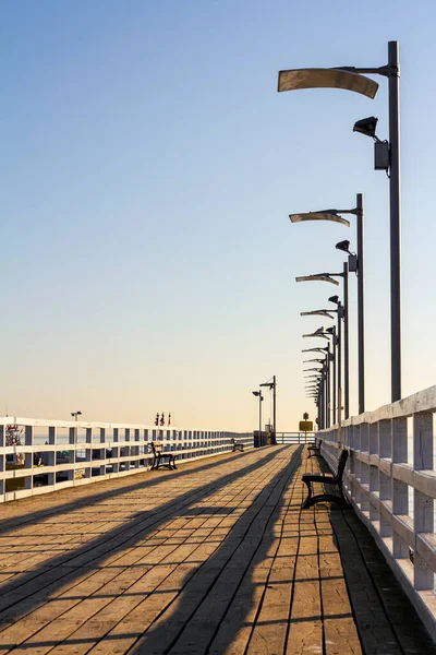 Polonya 'nın kuzeyinde küçük bir kasabadaki rıhtım manzarası