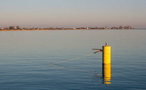 Balıkçı limanının girişindeki sarı şamandıra.