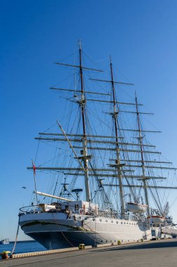 Gdynia limanında dev bir yelkenli gemi