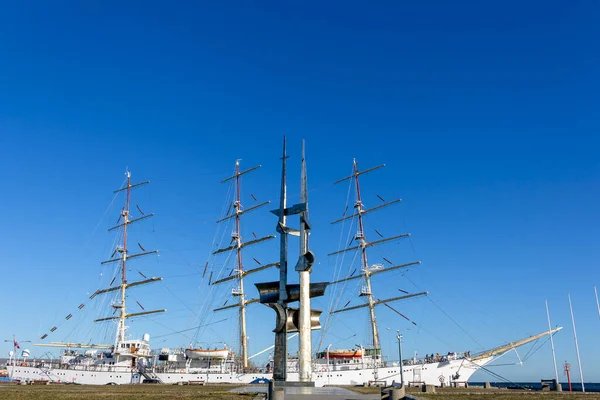 Een Monument Voor Een Groot Zeilschip — Stockfoto