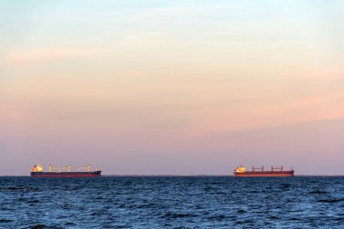 Ticari gemiler limanda diziliyorlar.