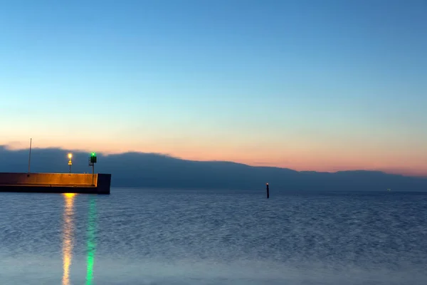 Yükselen güneşin ışığında limana giriş.