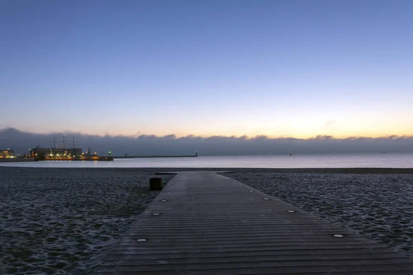 Teras gün doğumunda sahile açılıyor.