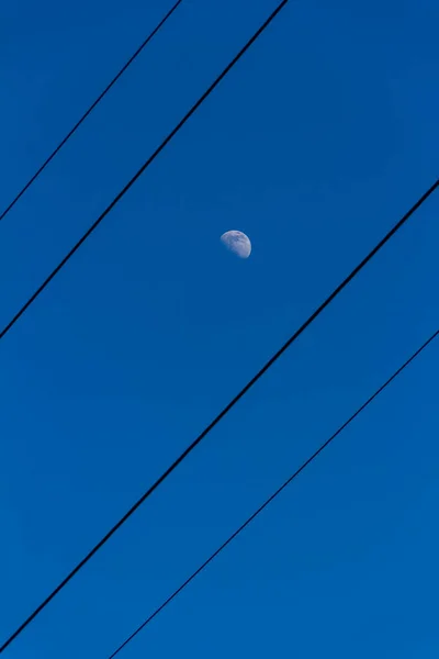 Elektrik hatları arasında büyük beyaz ay