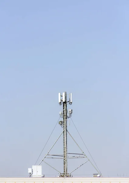 5G移动电话中继站在一幢住宅的屋顶上 — 图库照片
