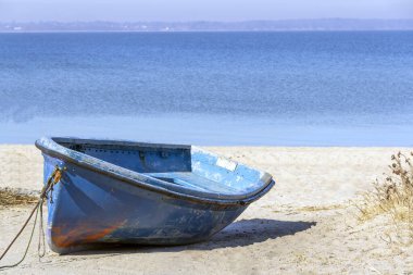 Kumsalda duran mavi bir tekne