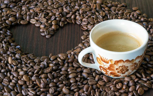 Cup Coffee Surrounded Coffee Beans Which Heart Made — Stock Photo, Image