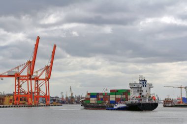 Gdynia limanından ayrılan dolu bir konteyner gemisi.