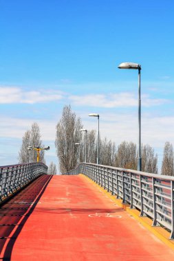 Polonya 'daki köprüdeki kırmızı bisiklet yolu.